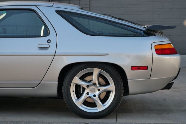 1987 Porsche 928 S4